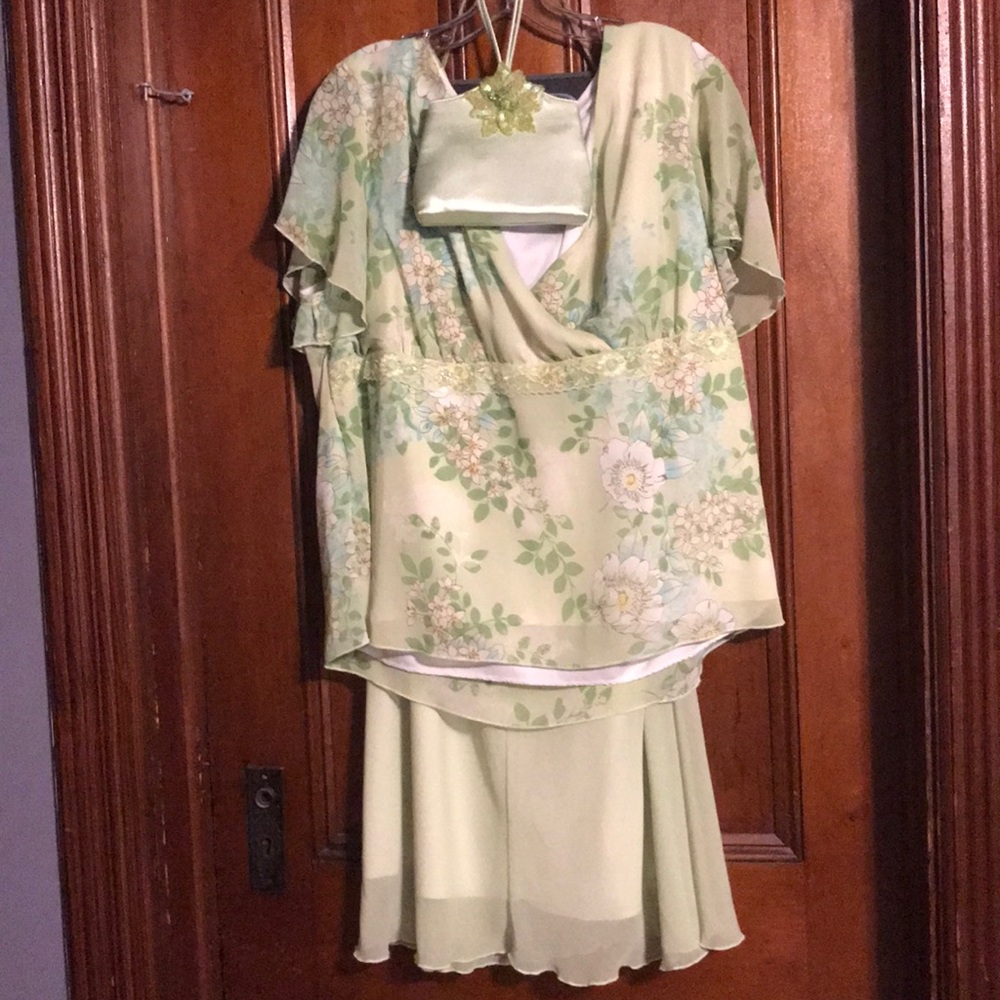 Short sleeved top and skirt with purse